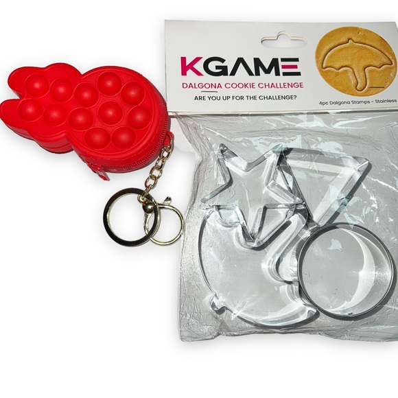 Squid Game Bundle - K Games Dalgona Cookie Cutters & Silicone Poppit Keychain - Picture 2 of 3